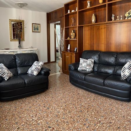Ca' Delfina Holiday Home Венеция Экстерьер фото