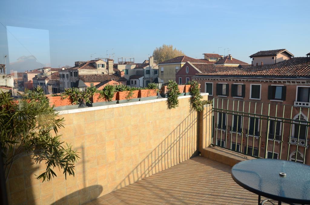 Ca' Delfina Holiday Home Венеция Экстерьер фото