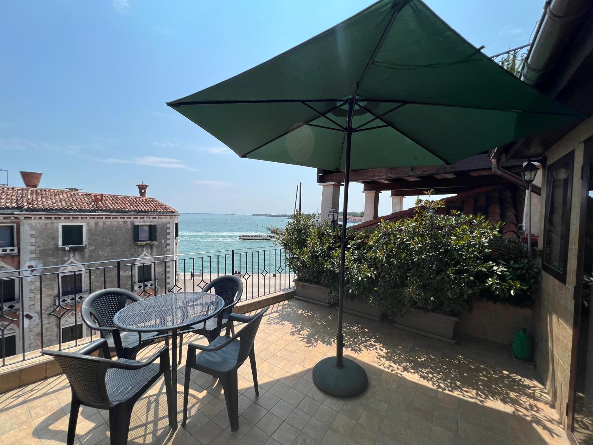 Ca' Delfina Holiday Home Венеция Экстерьер фото