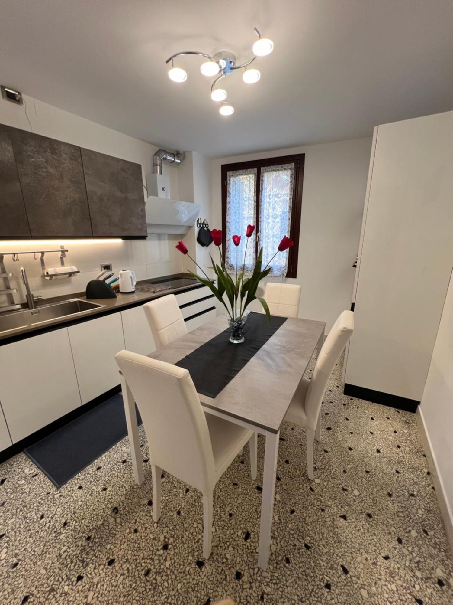 Ca' Delfina Holiday Home Венеция Экстерьер фото