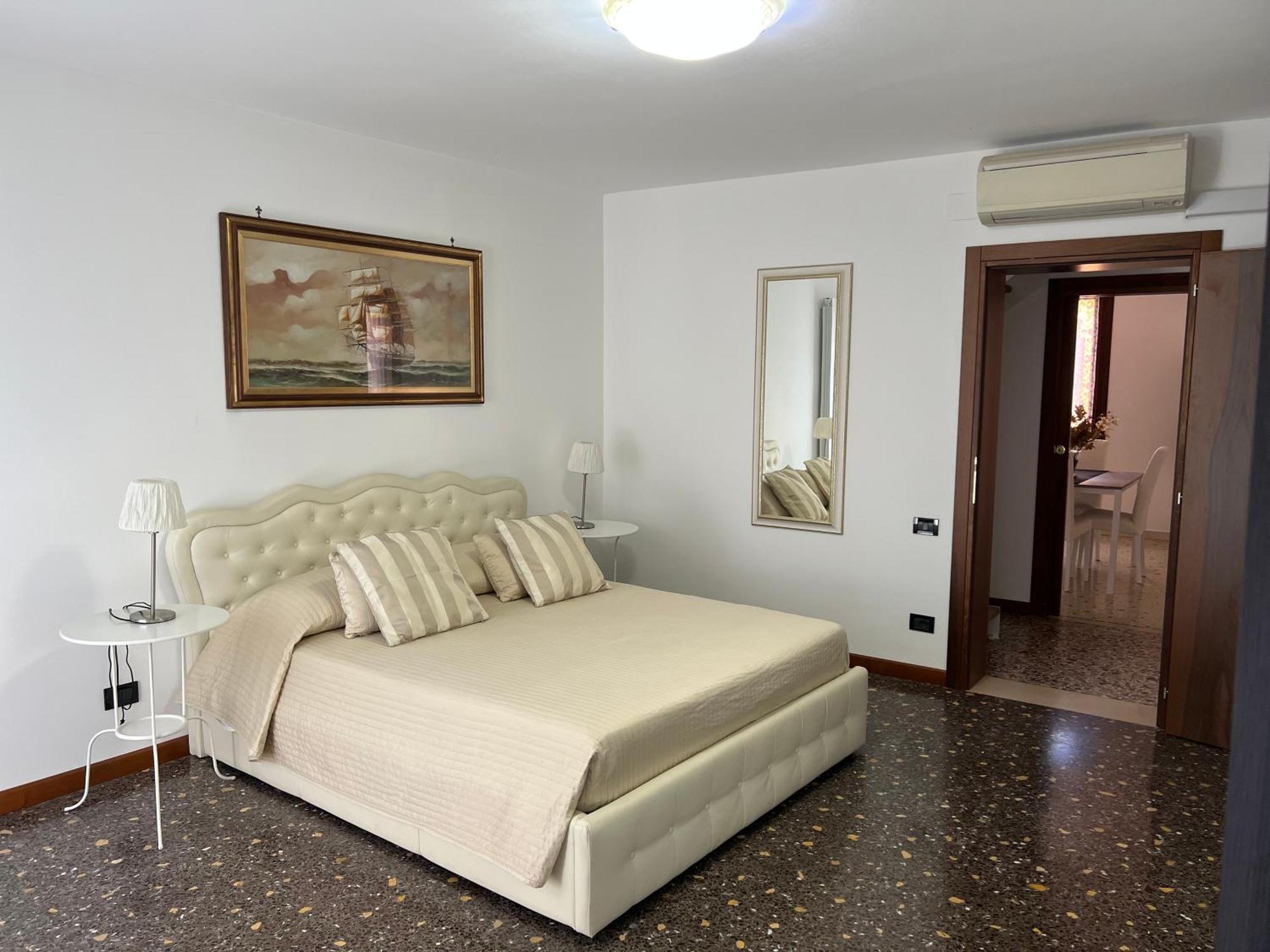Ca' Delfina Holiday Home Венеция Экстерьер фото