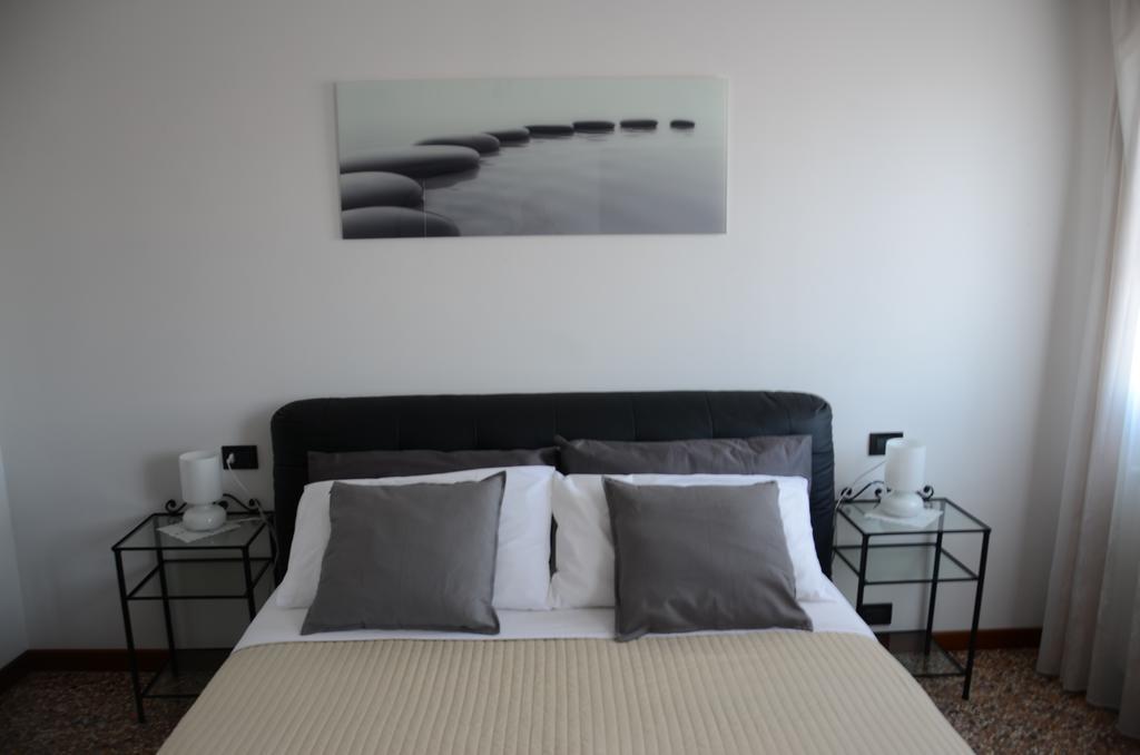 Ca' Delfina Holiday Home Венеция Номер фото