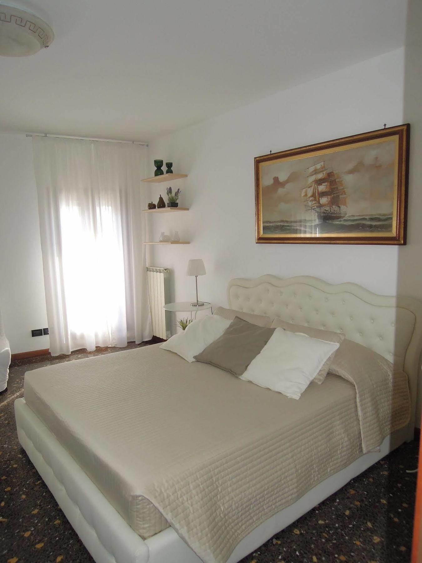 Ca' Delfina Holiday Home Венеция Экстерьер фото