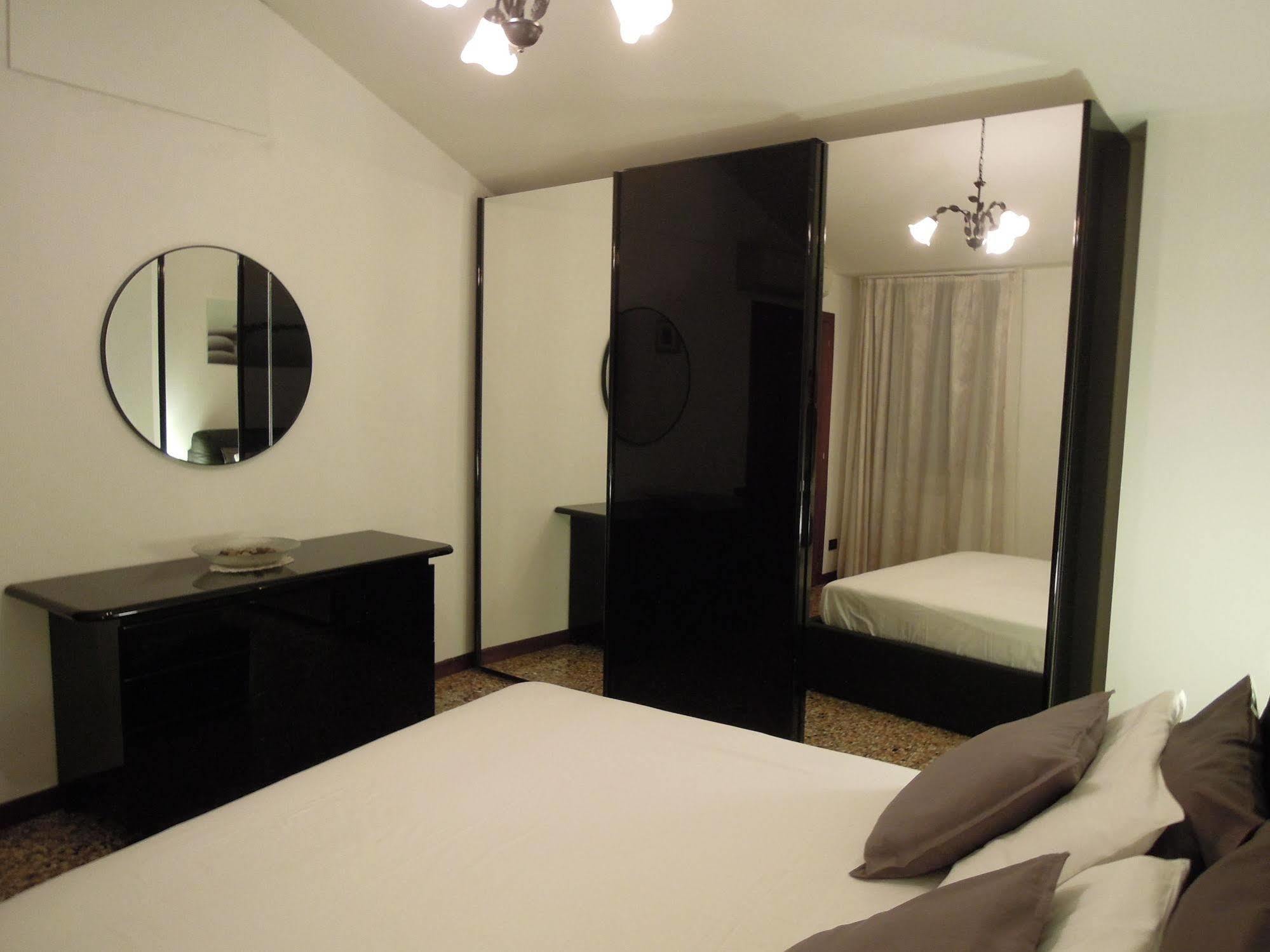 Ca' Delfina Holiday Home Венеция Экстерьер фото