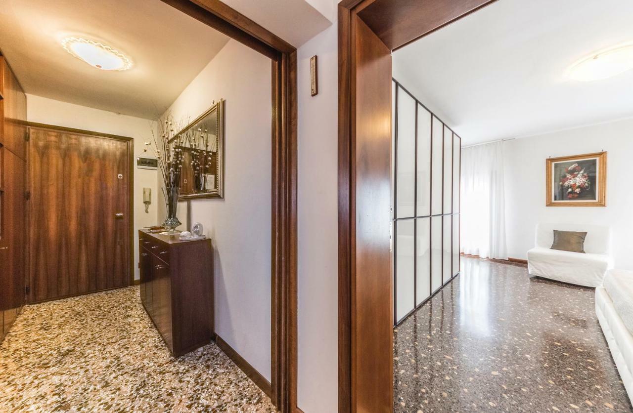 Ca' Delfina Holiday Home Венеция Экстерьер фото